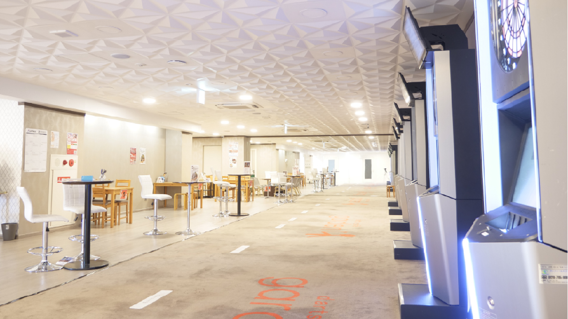 明るく広々とした店内